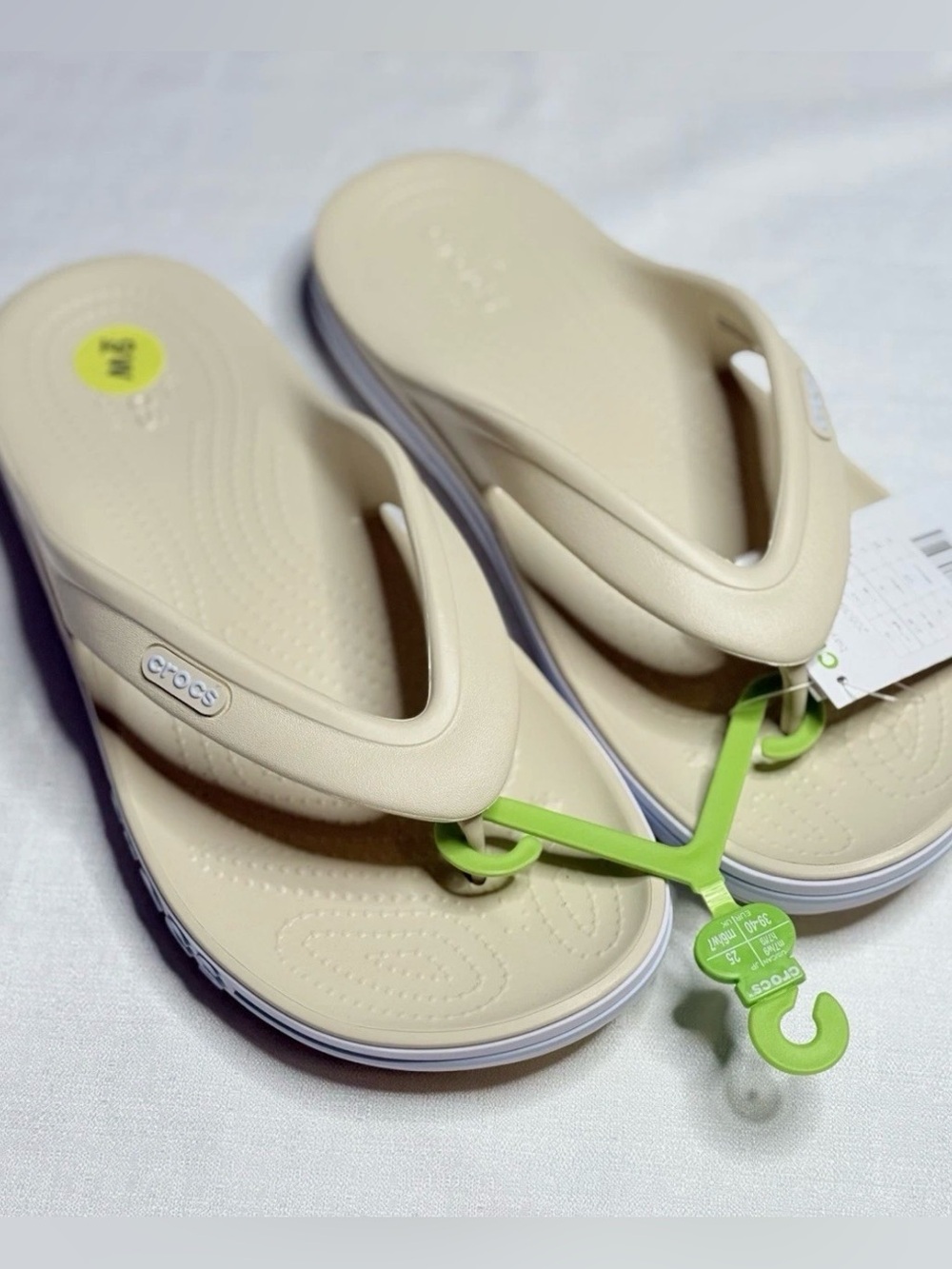 New Crocs Women’s Bayaband Flip Beige Cream Sandals Flip Flip Size 9 - Picture 2 of 6